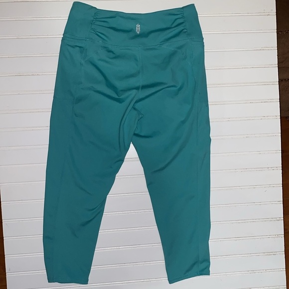 FREE PEOPLE MOVEMENT TEAL YOGA LEGGINGS STRETCH COMPRESSION 3/4 LENGTH SZ MEDIUM - Picture 4 of 11